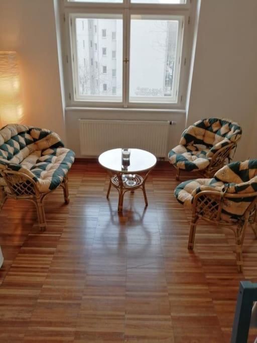 2 Bedrooms Close Vysehrad - Congress Centrum Praga Esterno foto