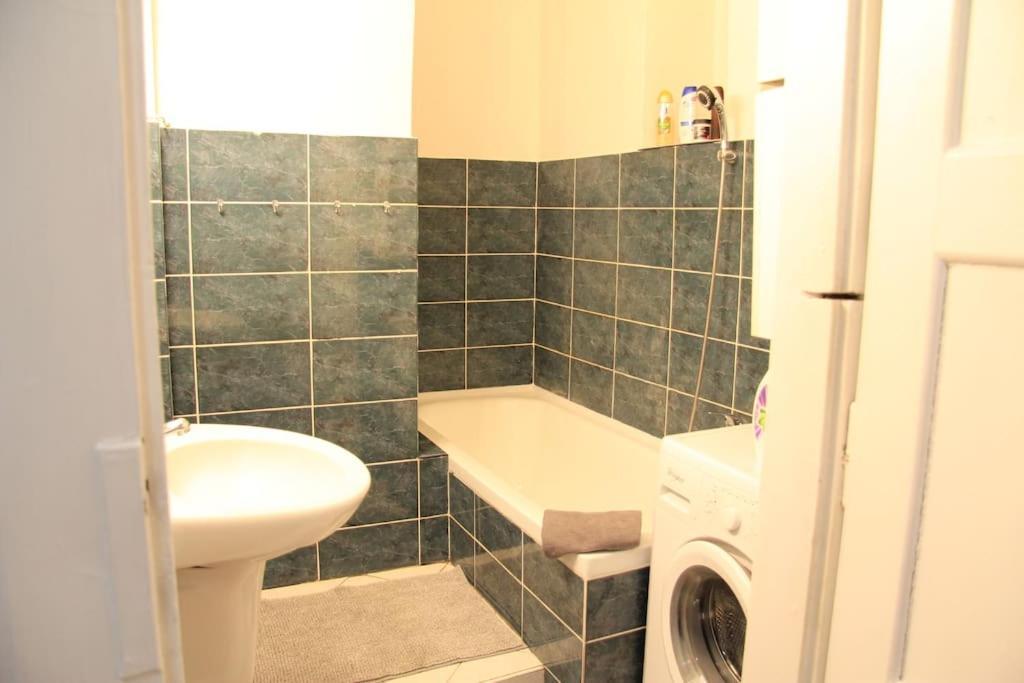 2 Bedrooms Close Vysehrad - Congress Centrum Praga Esterno foto